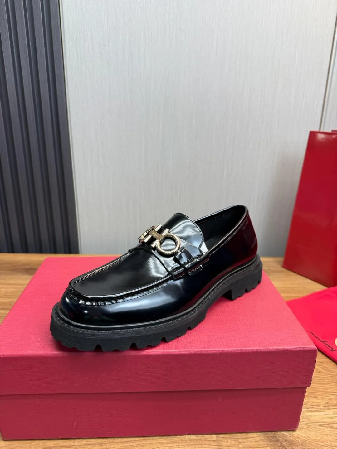 Men's shoes 💰880💰 Ferragamo. [Ferragamo] men's thick-soled loafers, the latest hot style, 1:1 original purchase quality, top quality, imported open-edge beaded cowhide leather on the upper, hand-made three-dimensional stitching highlights the round toe design, the inner foot pads are all imported cowhide, with original lightweight foam outsole, matching code 39-44, (38, 45 custom-made, non-refundable)